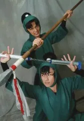 【中古】生写真(男性) 小野一貴(食満留三郎)・渡辺和貴(潮江文次郎)/衣装緑・ヌンチャク・槍・背景グレー・キャラクターショット/ミュージカル「忍たま乱太郎」第五弾～新たなる敵!～ 生写真