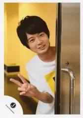 【中古】生写真(ジャニーズ) HiHi Jet/井上瑞稀/上半身・衣装白・黄・右手ピース・体斜め・ドア・背景黄/公式生写真