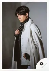 【中古】生写真(ジャニーズ) Travis Japan/松田元太/膝上・衣装白・黒・右手胸元・左向き・背景グレー/「虎者 -NINJAPAN-」グッズオフショット/公式生写真