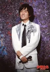 【中古】生写真(ジャニーズ) 7WEST/神山智洋/ライブフォト・膝上・衣装白黒・右手マイク・背景紫/公式生写真