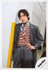 【中古】生写真(ジャニーズ) Snow Man/目黒蓮/膝上/「Snow Man 1st DOME tour 2023 i DO ME」グッズオフショット/公式生写真