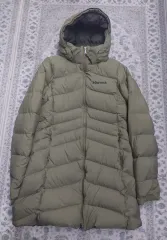 Marmot(マーモット) レディース ロング ダウン カーキ (内側 フリース)