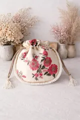 ピンクのお花刺繍巾着バッグ　フリル　オフホワイト　インド刺繍　ポトリ