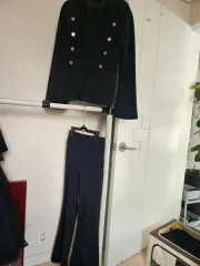 黒色のコートとズボンセットです