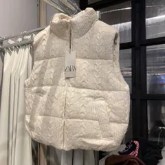 【東あずま店　併売品】　＠　ZARA ザラ　ニット　ハイネック　ジップアップ　Knit　ベスト　ホワイト オフホワイト アイボリー 白 シロ　Mサイズ 38 9号　中綿　お呼ばれ　デート　オフィスカジュアル　食事会　可愛い　お出かけ　上品　ノースリーブ