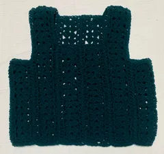 濃い緑色のニットベスト