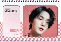 BTS SUGA シュガ グッズ 卓上 カレンダー (写真集) 2026~2027年 (2年分) + ステッカーセット [ピンク 卓上カレンダー] K-POP