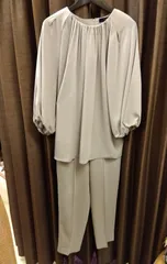 M24　エニィファム　キレイ目セットアップ　パンツスーツ　七分袖トップス＋センタープレステーパードパンツ　とろみ系　卒入学、セレモニー　ウエストゴム　スタイルアップ　ライトグレー