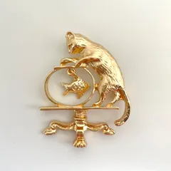 ゴールドのネコと金魚鉢のブローチ アンティーク調 レトロ 猫 動物 ゴールド ブローチ