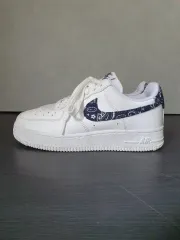 ナイキ エアフォース1 エッセンシャルズ ベイズリー スウッシュ 白(230)