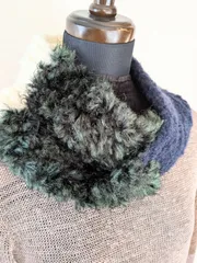 3種類の色で編んだハンドメイドスヌード