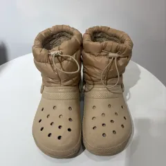 クロックス NEOパフブーツ ベージュ 240