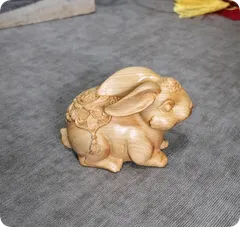 木製ウサギ彫刻 小型 伝統的デザイン