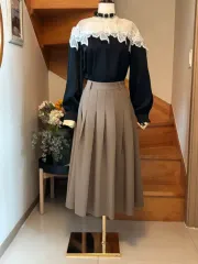 ブラック レース ブラウス + ベージュ プリーツ スカート