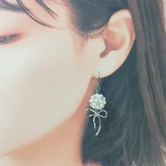 ピアス　オーブブーケ　白　大人可愛い　パール　カジュアル　フォーマル　デート お祝い　七五三　入学式　卒業式　大人可愛い　おおぶり　送料無料