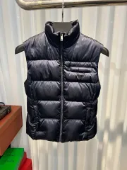 PRADA ダウン　ベスト　ブラック　三角ロゴ PRADA ダウン ベスト ブラック 三角ロゴ PRADA - 【極美品】PRADA