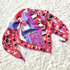 タグ付き EMILIO PUCCI シルク100%製の三角スカーフ マルチカラー 総柄 ピンク 幾何学模様 大判サイズ ビジュー付き イタリア製