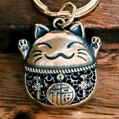 K197  招き猫A 真鍮製キーホルダー 両手招き 開運 金運アップ 幸運を呼ぶ 縁起物 ブラス アンティーク風 お守り 風水 バッグチャーム ギフトに最適 メンズ レディース