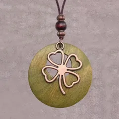 木製　四つ葉のクローバー　ペンダント　ネックレス　ギフトジュエリー　アクセサリー