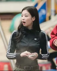 ジェニ着用 アディダス オリジナル レディース トラックジャージ ブラック クロップド ジャケット S