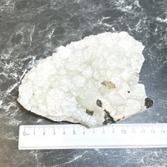 秋田県 荒川鉱山 天然石 水晶クラスター 原石 置物 約1kg - メルカリ