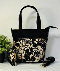 【裁縫ストア・ボヌール】大人かわいい　ローズシルエットブラック/ベージュ　トートバッグ(ファスナー付き)  ポケットいっぱい　ポーチ　ショルダーバッグ　 ハンドメイド/ №500-716