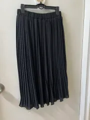 黒色プリーツスカート