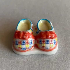 お気に入りのベビーシューズのフェーブ／赤ちゃんの靴／フランス雑貨／陶器ミニチュア／ブロカント／ヴィンテージ／蚤の市／幸運の小さな陶器