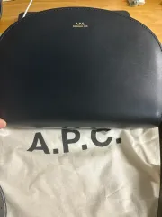 A.P.C. ハーフムーンバッグ ネイビー