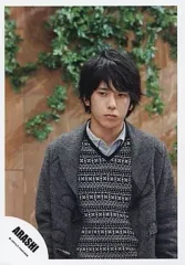 【中古】生写真(ジャニーズ) 嵐/二宮和也/上半身・ジャケットグレー・インナー白黒・背景木の壁、植物・「マイガール」/公式生写真