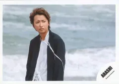 【中古】生写真(ジャニーズ) 嵐/大野智/横型・上半身・衣装黒白・体やや左向き・背景海/アルバム“「untitled」”PV＆ジャケ写撮影オフショット/公式生写真