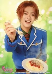 【中古】生写真(男性) 長江崚行(イタリア)/上半身・衣装青・右手フォーク・左手皿・キャラクターショット/ミュージカル『ヘタリア ～Singin’ in the World ～』 ブロマイド