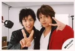 【中古】生写真(ジャニーズ) 関ジャニ∞/村上信五・丸山隆平/バストアップ・村上衣装黒.右手ピース・丸山衣装赤.左手ピース・ロゴ「関ジャニ∞」/公式生写真