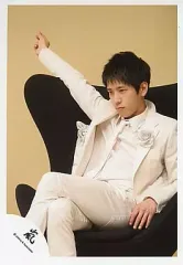 【中古】生写真(ジャニーズ) 嵐/二宮和也/スーツ白・左向き・座り・椅子黒・右手上げ・背景ベージュ/公式生写真