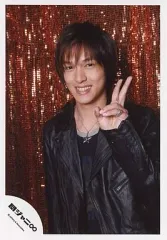 【中古】生写真(ジャニーズ) 関ジャニ∞/丸山隆平/上半身・ジャケット黒・インナー黒・左手ピース・背景銅/公式生写真