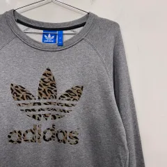アディダス オリジナル レオパード パッチ ラグラン スウェット