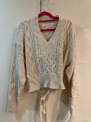 ケーブル編み バックリボン Vネック ニット