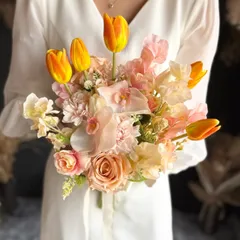 オレンジチューリップ×胡蝶蘭クラッチブーケ☆ブートニア