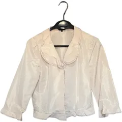 ZK10  TO BE CHICトゥービーシック ボレロ ジャケット サテン 白系 アイボリー オフホワイト レディース42サイズ 結婚式 パーティー