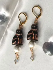 玉乗り猫ちゃん コットンパールとラブラドライトフレンチフックピアス  NO.135