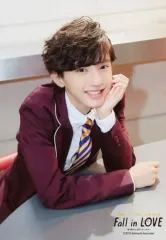 【中古】生写真(ジャニーズ) 関西ジャニーズJr./道枝駿佑/上半身・衣装えんじ色・赤・白・左手顎・右手テーブル/「関西ジャニーズJr. LIVE 2018 Fall in LOVE ～秋に関ジュに恋しちゃいなよ～」オリジナルフォト