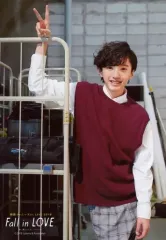 【中古】生写真(ジャニーズ) 関西ジャニーズJr./道枝駿佑/膝上・衣装えんじ色・赤・白・右手ピース/「関西ジャニーズJr. LIVE 2018 Fall in LOVE ～秋に関ジュに恋しちゃいなよ～」オリジナルフォト