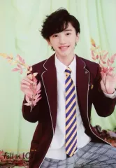 【中古】生写真(ジャニーズ) 関西ジャニーズJr./道枝駿佑/膝上・衣装えんじ色・赤・白・両手紅葉/「関西ジャニーズJr. LIVE 2018 Fall in LOVE ～秋に関ジュに恋しちゃいなよ～」オリジナルフォト