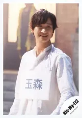 【中古】生写真(ジャニーズ) Kis-My-Ft2/宮田俊哉/上半身・衣装白・左向き・目線右・胸に玉森の名前/シングル「LOVE」MV＆ジャケ写オフショット/公式生写真 