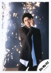 【中古】生写真(ジャニーズ) Kis-My-Ft2/横尾渉/膝上・衣装黒・白・右手上げ・目線右上・背景花火/シングル「LOVE」MV＆ジャケ写オフショット/公式生写真 