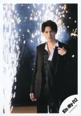 【中古】生写真(ジャニーズ) Kis-My-Ft2/二階堂高嗣/膝上・衣装黒・白・左手曲げ・目線右・背景花火/シングル「LOVE」MV＆ジャケ写オフショット/公式生写真 
