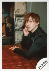 【中古】生写真(ジャニーズ) SixTONES/京本大我/上半身・座り・衣装黒・右手顔・左手机・左向き・カメラ目線/「少年たち To be!」グッズオフショット/公式生写真