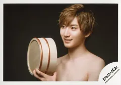 【中古】生写真(ジャニーズ) SixTONES/京本大我/横型・バストアップ・左手桶・左向き・笑顔・背景黒/「少年たち To be!」グッズオフショット/公式生写真