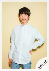 【中古】生写真(ジャニーズ) ジャニーズJr./鈴木大河/膝上・衣装白・左手腰・背景黄色/JOHNNYS’ ISLAND STORE オフショット/公式生写真