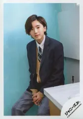 【中古】生写真(ジャニーズ) なにわ男子/道枝駿佑/膝上・座り・衣装制服・紺・ベージュ・グレー・両手組み・左向き・背景水色・白/「なにわ男子 First Live Tour 2019～なにわと一緒に#アオハルしよ?～」グッズオフショット/公式生写真